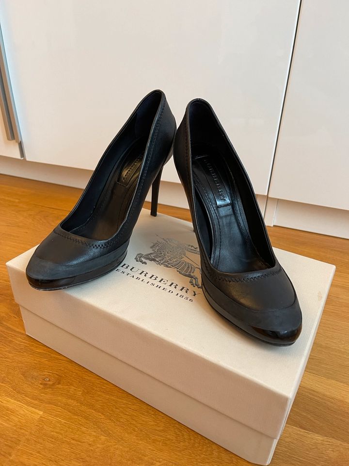 Original BURBERRY Pumps High heels Gr. 37 schwarz in Berlin