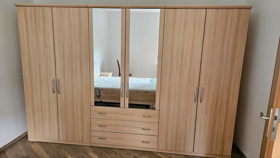 Kleiderschrank  mit Spiegel ☆ Lieferung in Halle