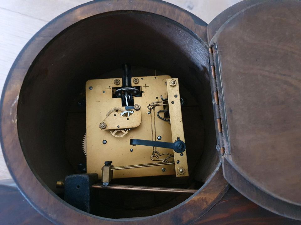 Uhr wie sie in den 1960er Jahren auf den Schränken gestanden hat in Husby
