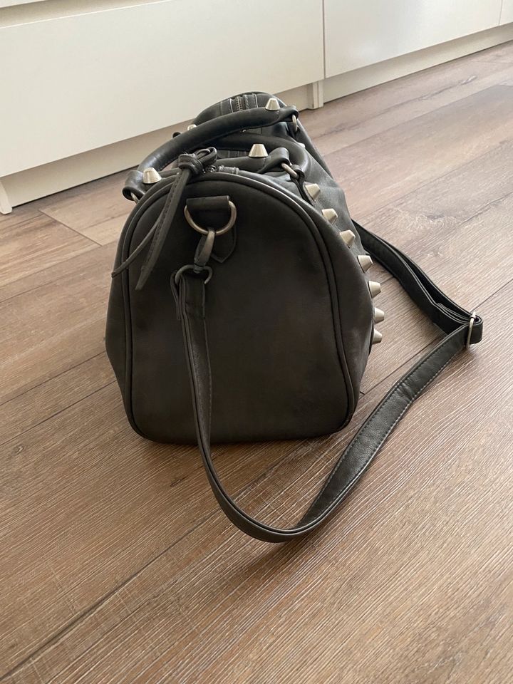 graue Handtasche, mit Noppen, sehr gut erhalten in Versmold