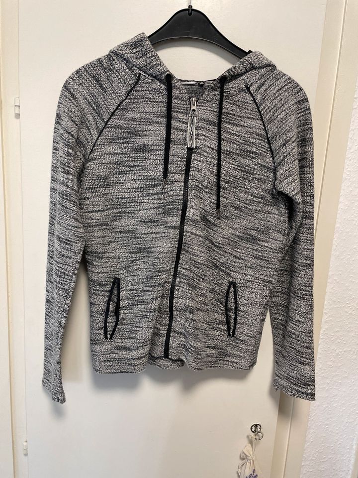 Damen Strickjacke Größe M, Only, Sweatshirt Jacke in Bochum