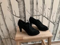 Schwarzer Wildleder-Peeptoe toll zum Dirndl Bayern - Brannenburg Vorschau
