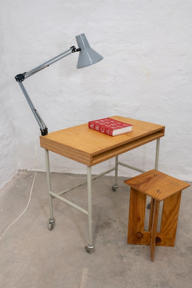 BIS DIENSTAG! Rollbarer Studio Schreibtisch mit Lampe und Hocker in Nürnberg (Mittelfr)