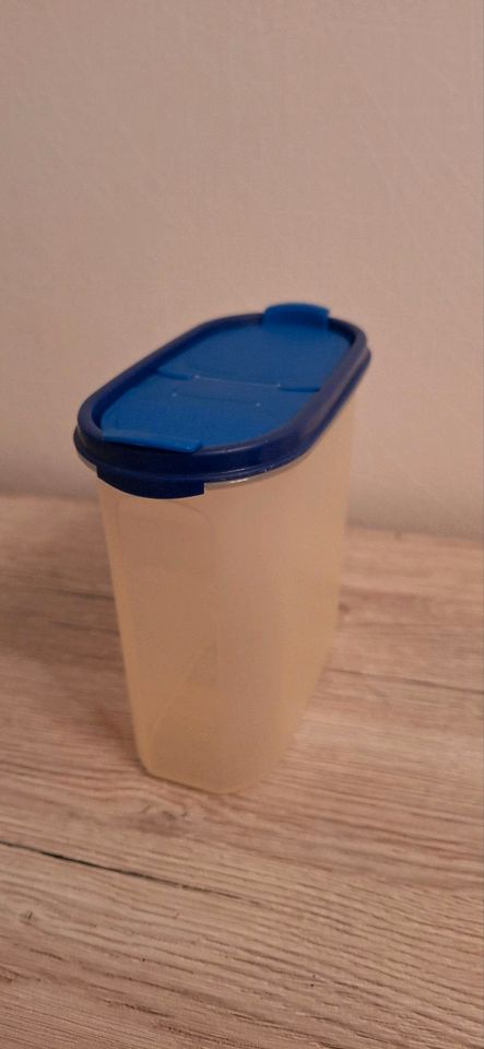 Tupperware Aufbewahrungsdose mit blauen Deckel 1,7 Liter in Worbis