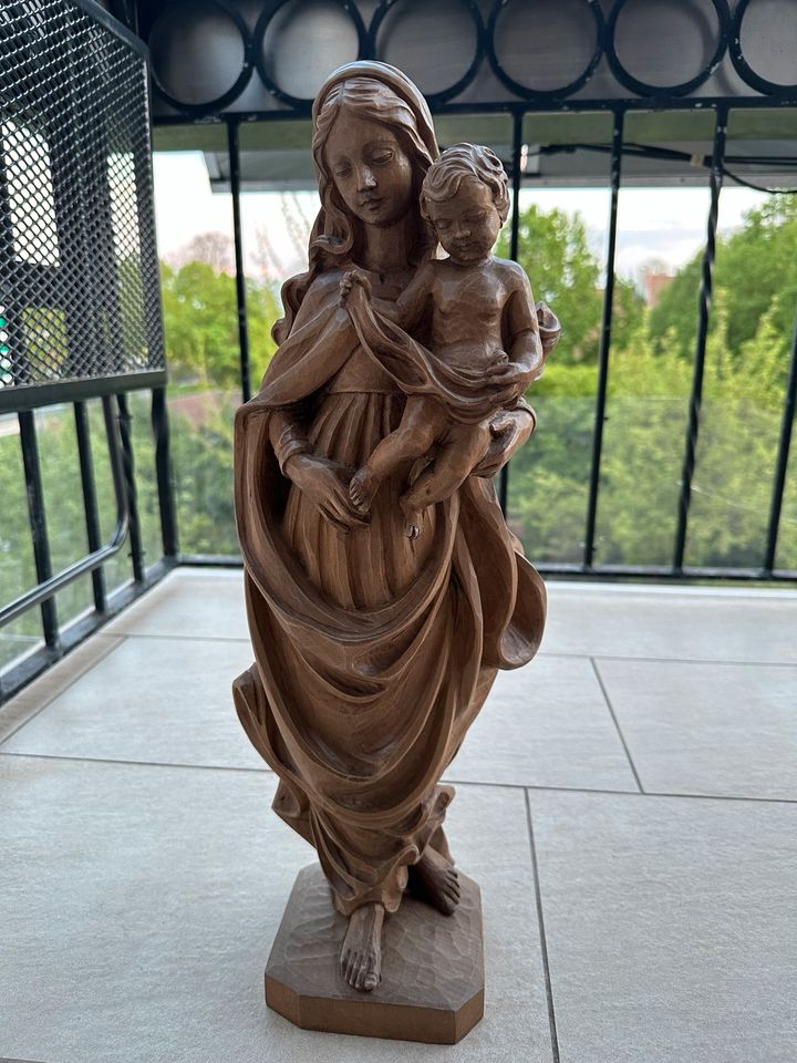 Wunderschöne geschnitzte Madonna mit Kind, alt, antik in Augsburg