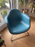 Vitra Eames Plastic Armchair RE LAR - Meerblau - Neuzustand München - Schwabing-Freimann Vorschau