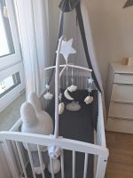 Neues Babybett mit Zubehör, weiß-grau, mitwachsend Frankfurt am Main - Westend Vorschau