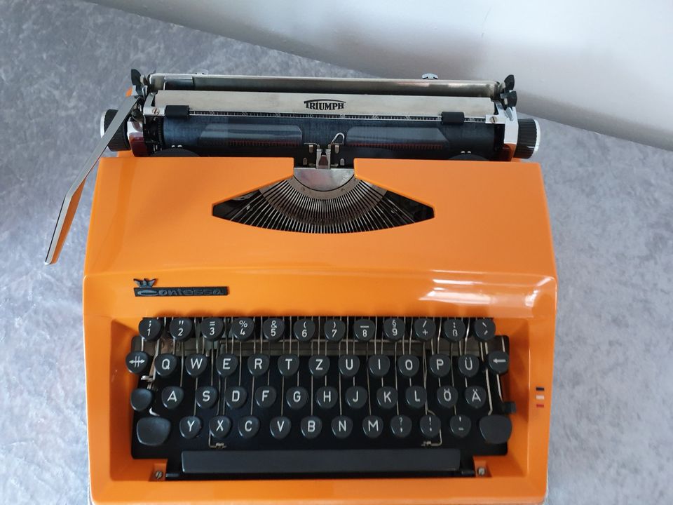 Schreibmachine Triumph Contessa orange - 70er Jahre in Rendsburg