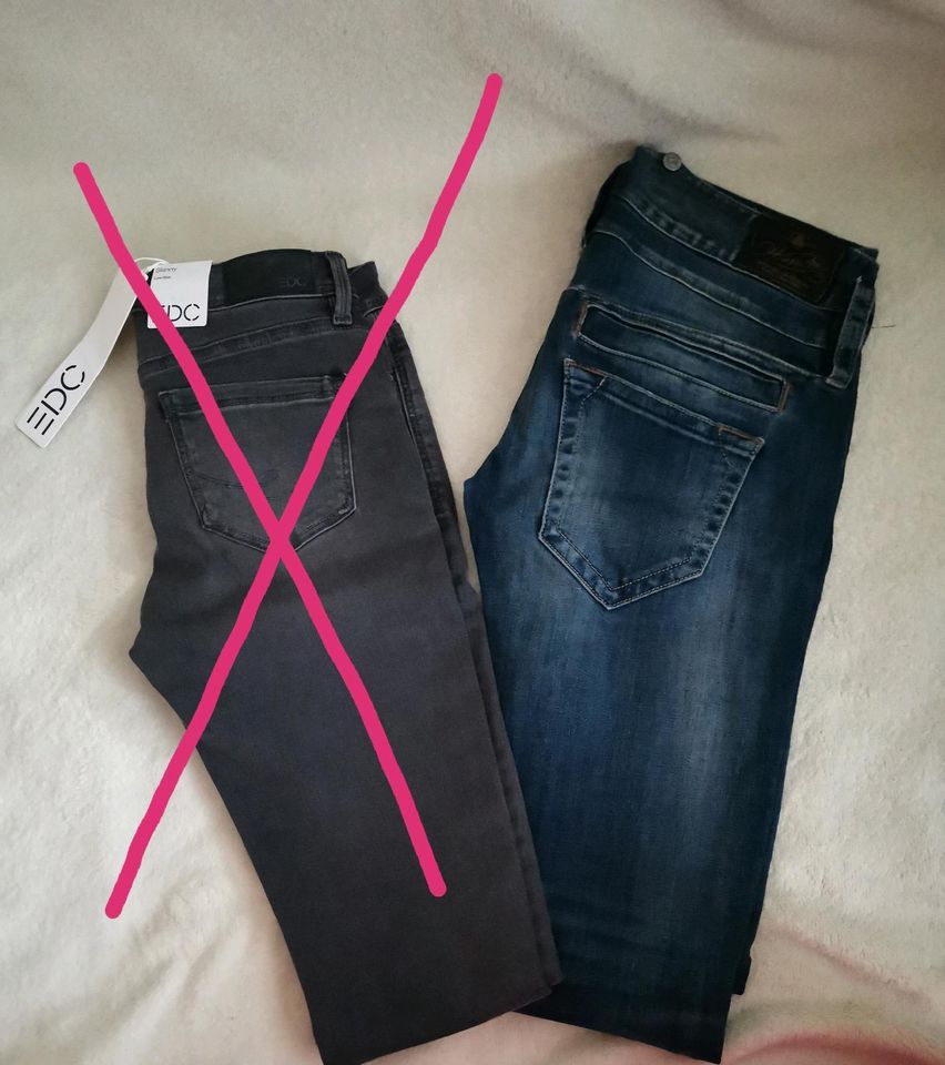 Jeans*Damen*27/32* in Markdorf
