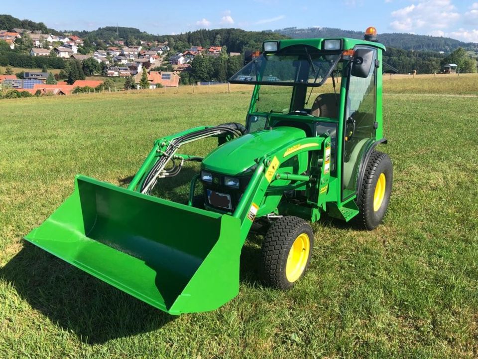 John Deere 2720 HST mit Frontlader und Kabine! Wie NEU! in Rickenbach