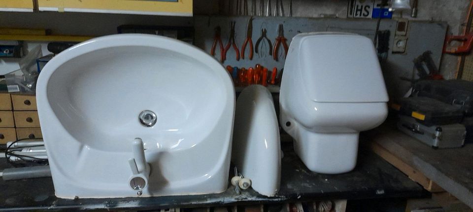 W c   Waschbecken  Urinalbecken alles komplett für die Garage in Wadersloh