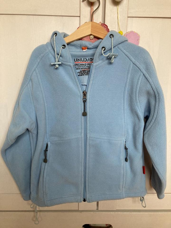 Unlicensed Fleece Jacke hellblau mit Kapuze Gr. 116 top Zustand in Heitersheim