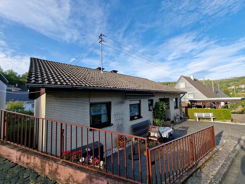 Einfamilienhaus mit Einliegerwohnung u. Doppelgarage in Zentrumsnähe von Daaden in Daaden