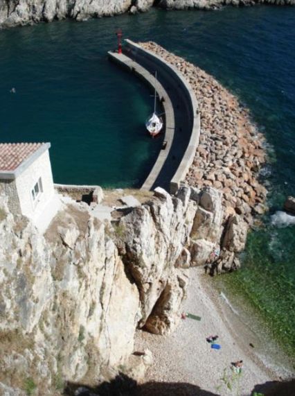 KROATIEN, KRK, Steinvilla auf dem Felsen über dem geheimen Strand in Erding