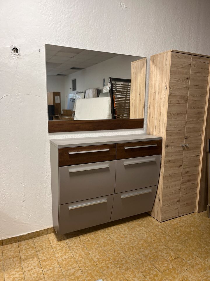 Garderoben Set / Schuhschrank / Spiegel / Schrank / Kommode in Preußisch Oldendorf