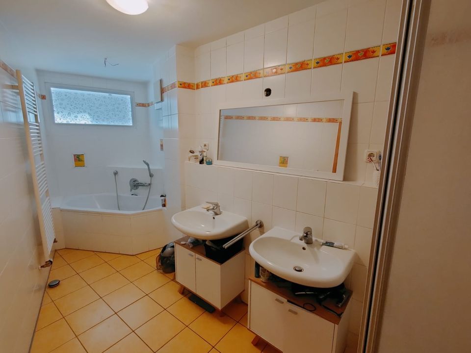 Schöne 4 Zimmer Wohnung möbliert mit Terrasse Balkon und Garten. in Bornheim