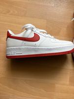 Nike – Air Force 1 '07 – Sneaker in Weiß und Rot Thüringen - Bad Salzungen Vorschau