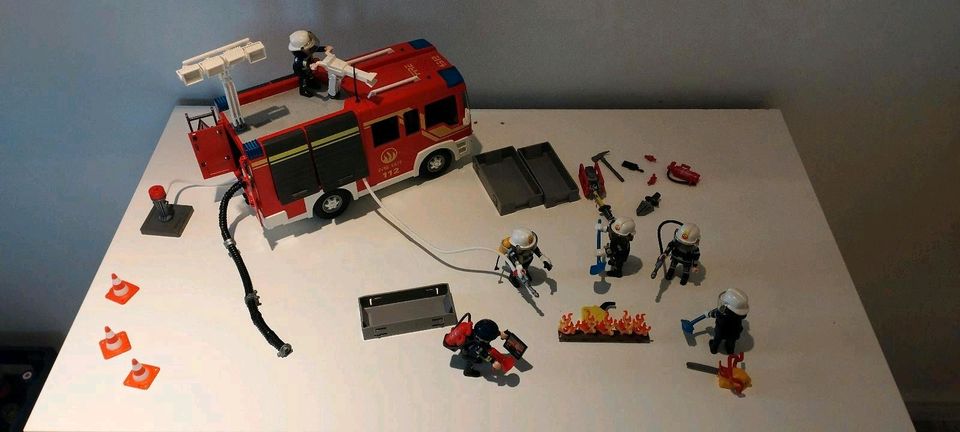 Playmobil Feuerwehrfahrzeug in Calden