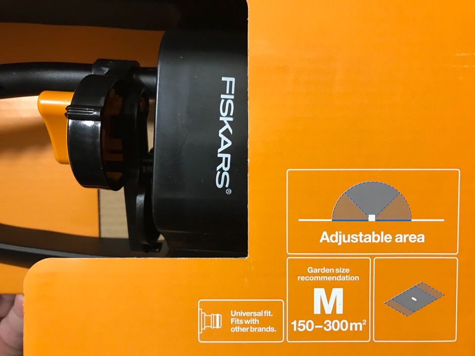 Bügelregner Fiskars Wassersparender Sprinkler M bis 16x17m Fläche in Halle