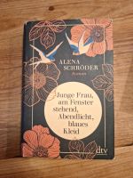 Alena Schröder, Junge Frau, am Fenster stehend, Abendlicht,  blau Bayern - Rosenheim Vorschau