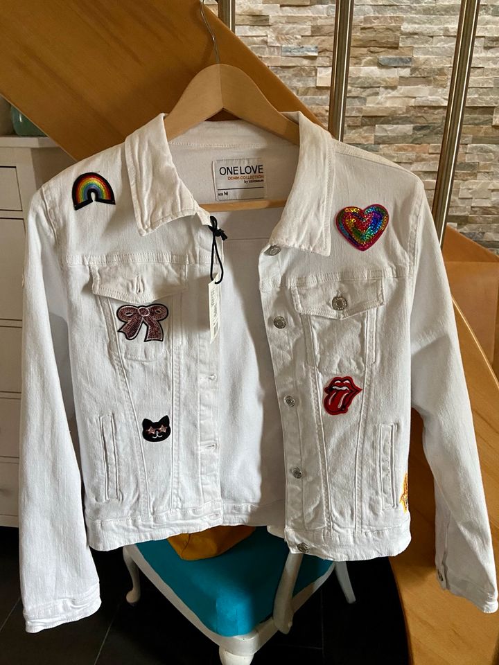 Weiße Jeansjacke mit Emblems, Sticker Gr M, Unikat NEU in Moormerland