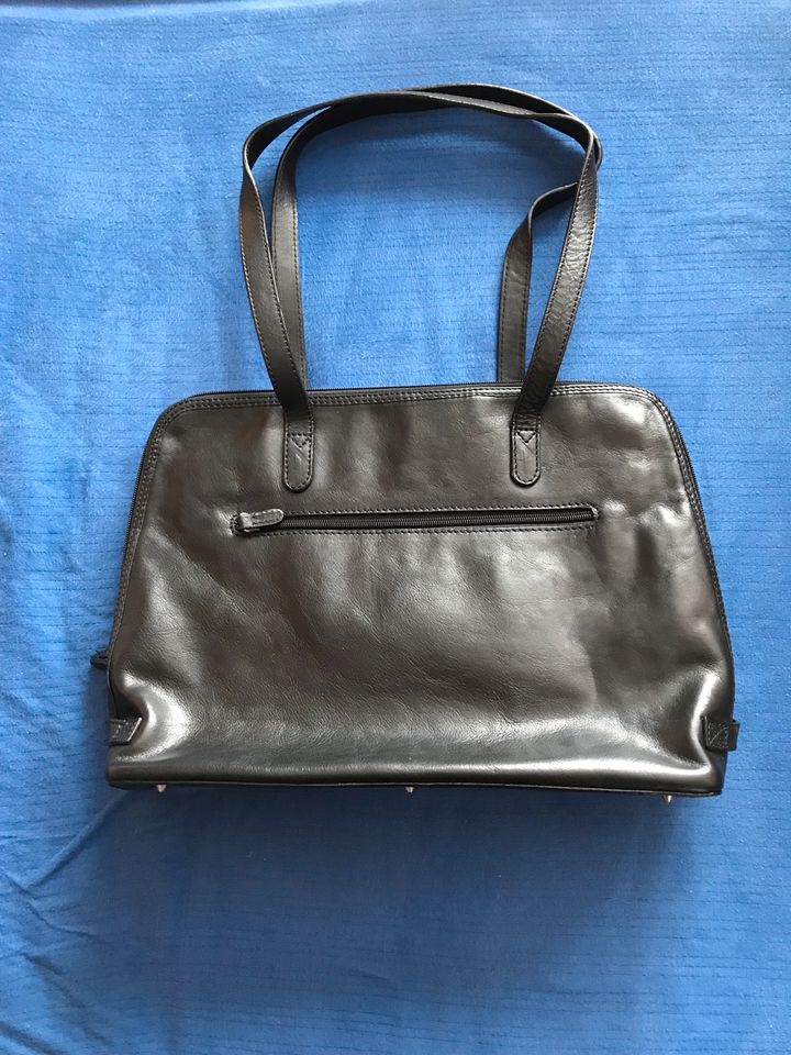 Elegante schwarze Ledertasche mit Schutzhülle in Koblenz