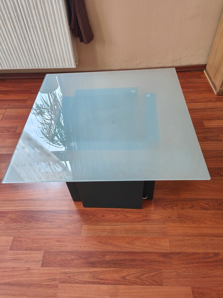 Tisch mit Glasplatte/Couchtisch in Duisburg