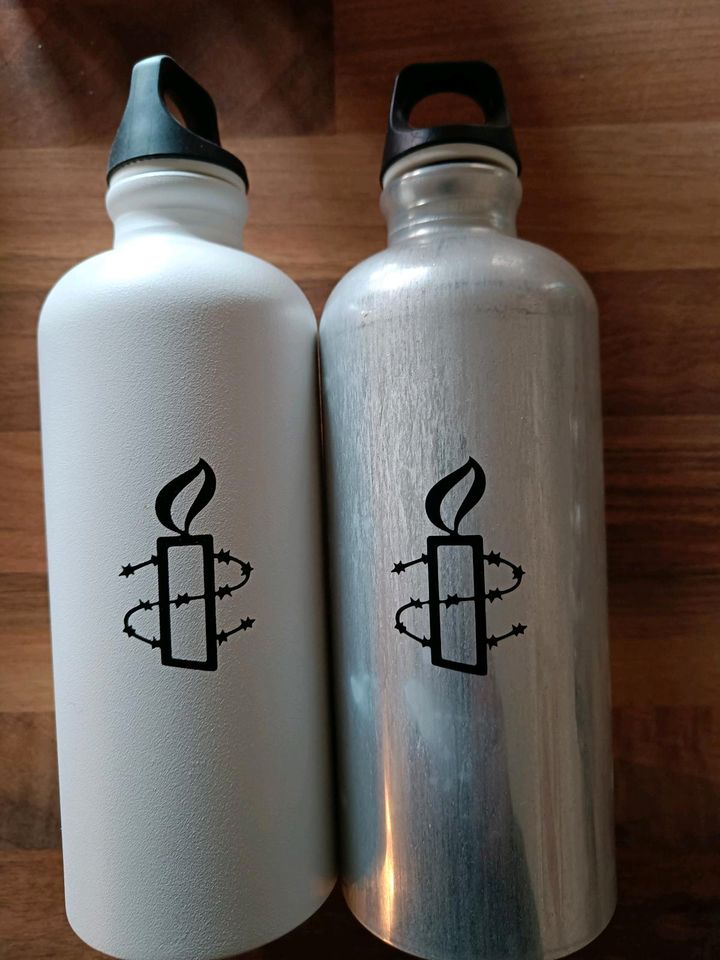 2 x Trinkflasche von Amnesty International in Kehl