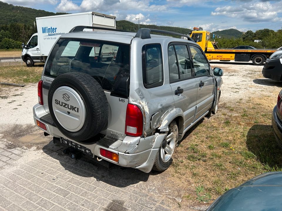 Suzuki Vitara 4x4 55TKM 2.5 V6 H25A Schlachtfahrzeug Teileverkauf in Idar-Oberstein