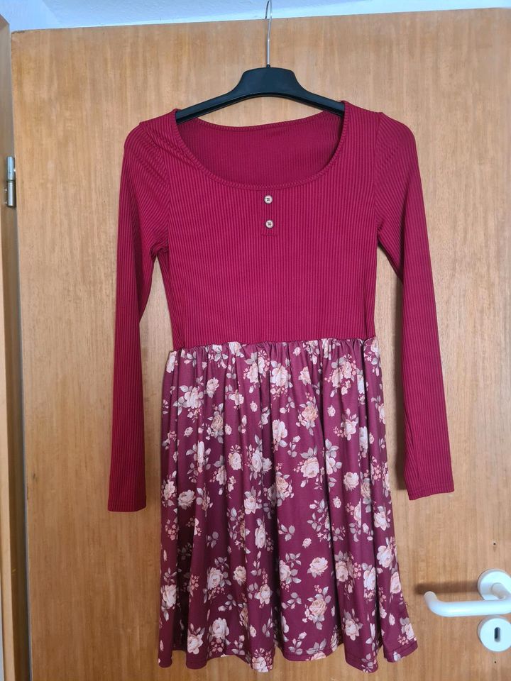 Shein Kleid mit Blumen in Grasleben