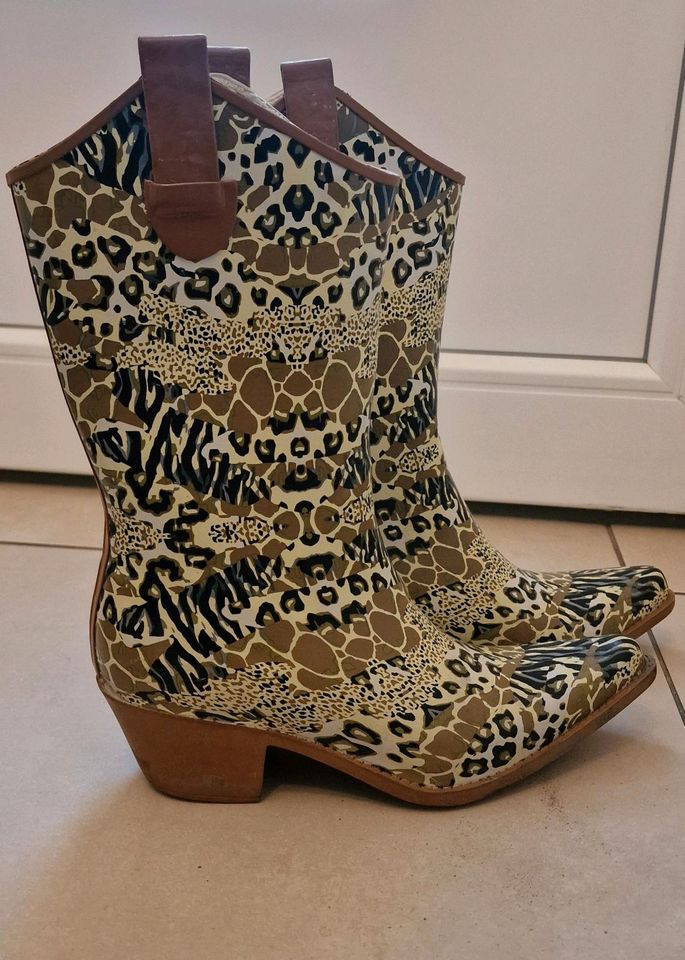 Gummistiefel im Cowboylook mit Animal-Print in Leipzig