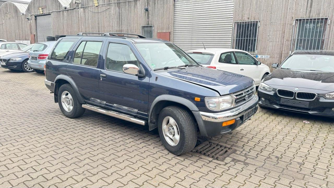 Abbildung des Autos Nissan Pathfinder 3.3 I …