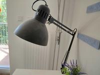 IKEA Tischlampe, Arbeitsleuchte, dunkelgrau mit Glühbirne Leipzig - Leipzig, Südvorstadt Vorschau