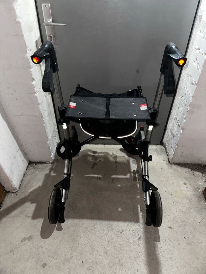 Rollator mit Tasche in Hamburg