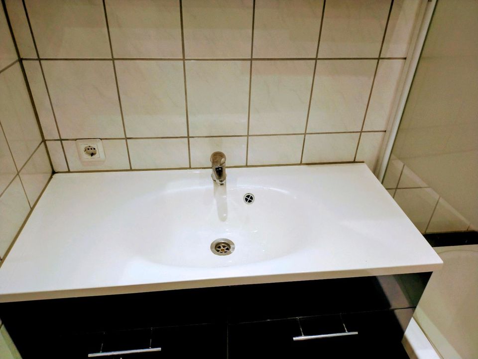 Unterschrank+Waschbecken und Spiegelschrank in Heilbronn