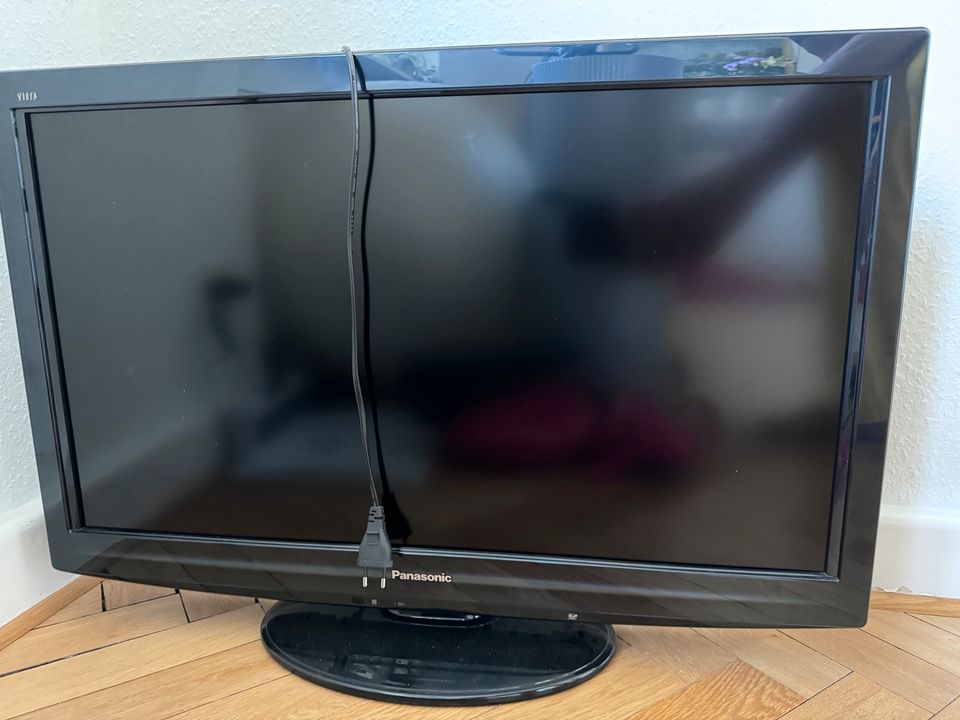 Panasonic LCD Fernseher TX-L32GW20 inclusive Fernbedienung in Berlin