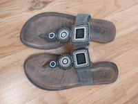 Sandalen Zehentrenner S.Oliver grau Leder Steinchen 40 Nordrhein-Westfalen - Rösrath Vorschau