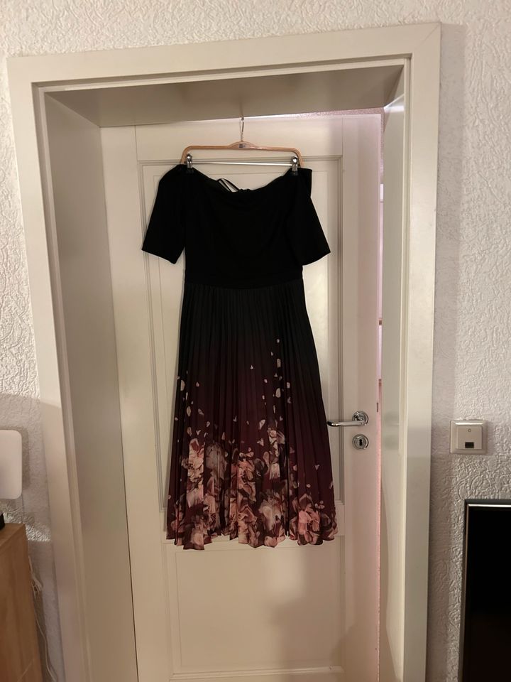 Schönes Midi-Kleid Plissee und Blumen british style Gr 38 in Lautertal