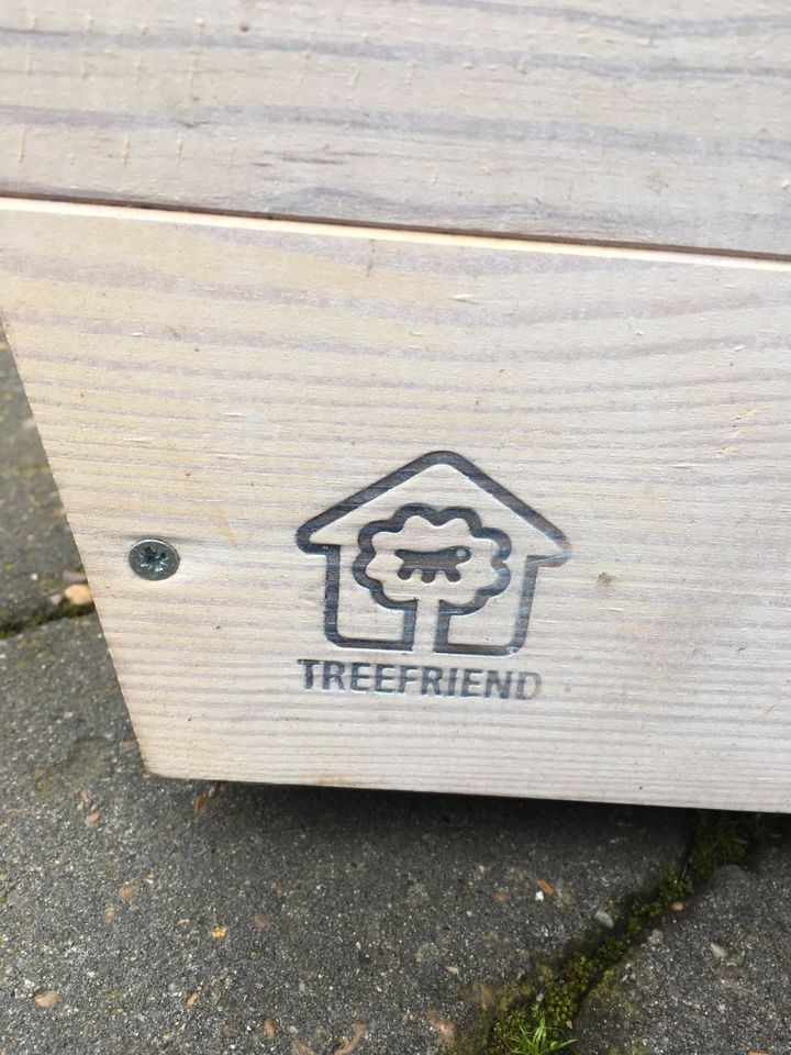 Hundebox Hundebett Schlafplatz Holzbett TREEFRIEND in Oeversee