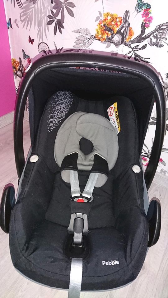 Maxi Cosi Pebble Babyschale Autositz schwarz + Regenverdeck in Oberhausen