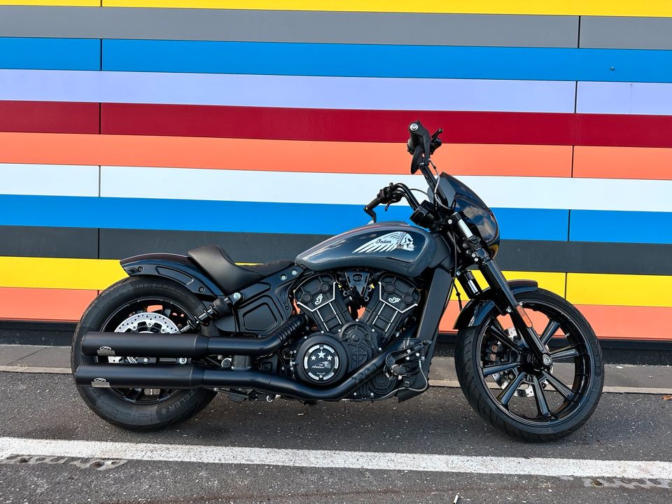 Indian Scout Rogue in Stealth Gray mit J&H Auspuff in Berlin