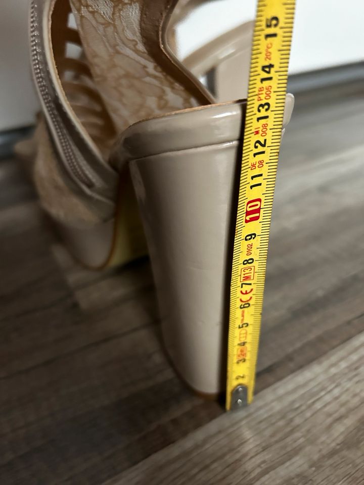 Sandalen mit Blockabsatz in beige, Größe 40 in Nassau