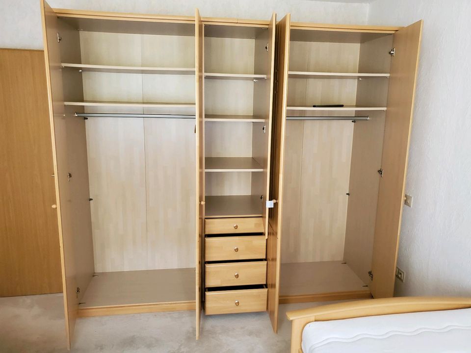 Schlafzimmermöbel, Bett, Kleiderschrank, Nachttisch in Netphen