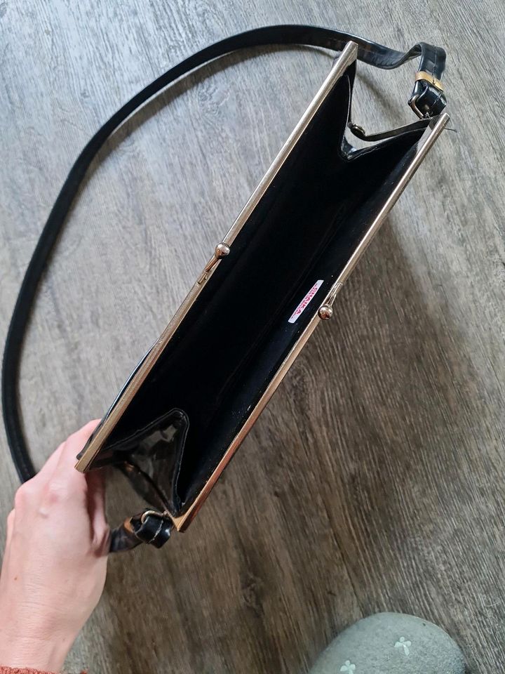 Handtasche Schwarz vintage Lack Clutch in Halle