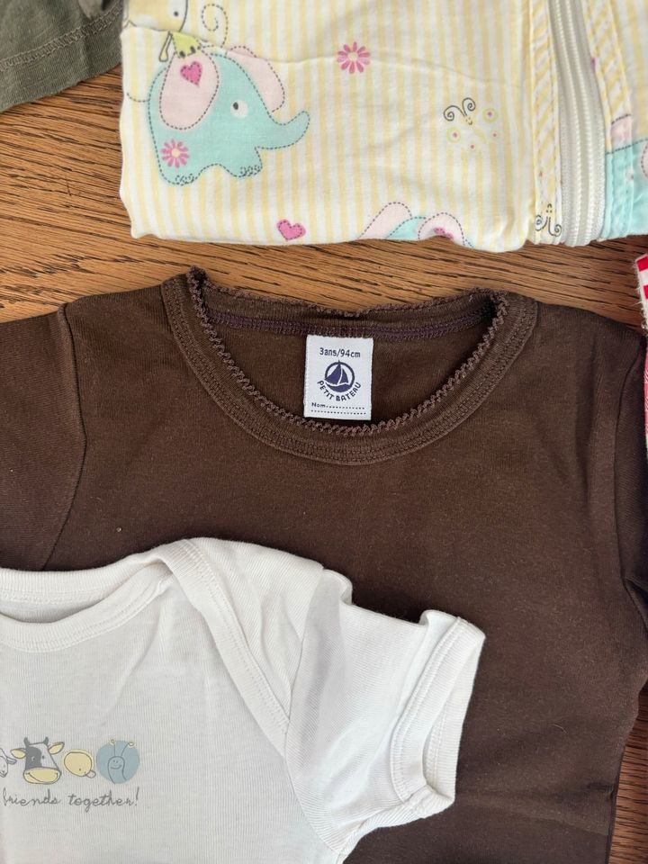 24-tlg. Set Babysachen Shirts Hose Schlafsäcke Gr. 86 - 92 in Gräfelfing