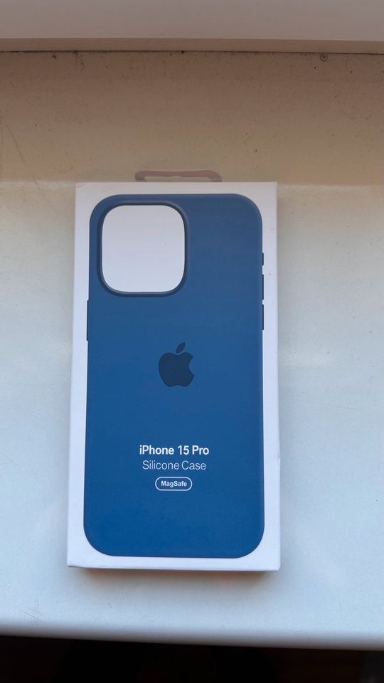 iPhone 15 pro case blau - NEU in Berlin
