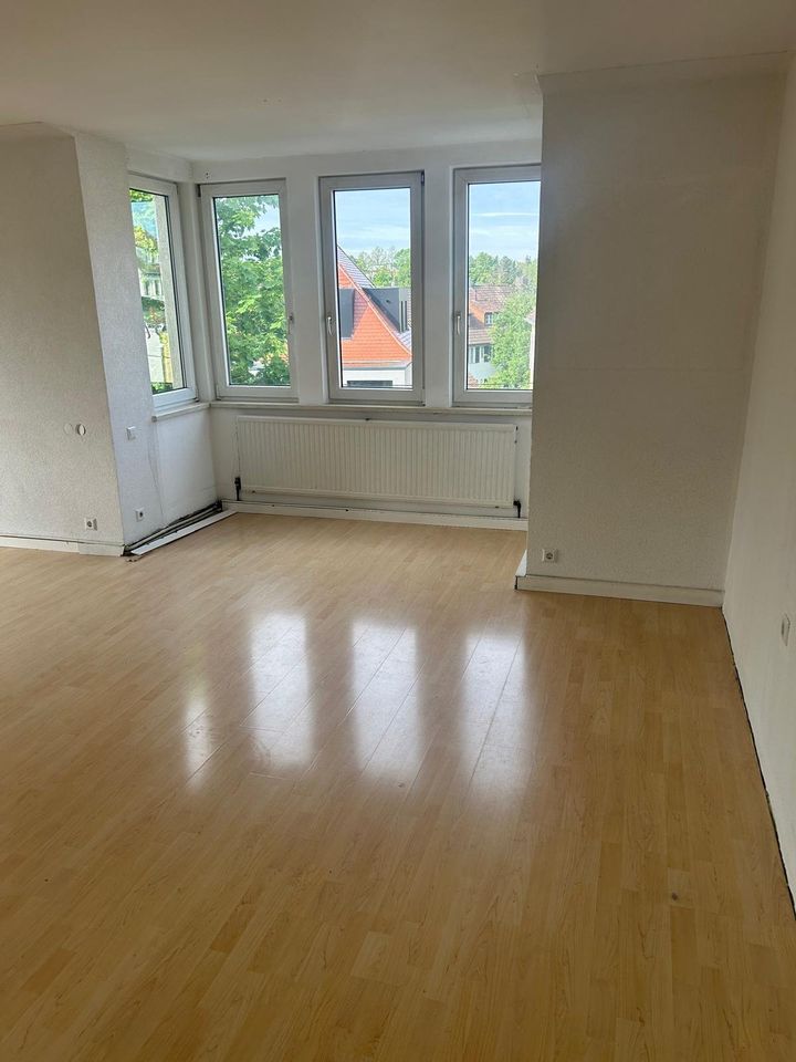 Großzügige 3-Zimmer-Wohnung mit neuer Einbauküche und Balkon in Stuttgart Degerloch in Stuttgart