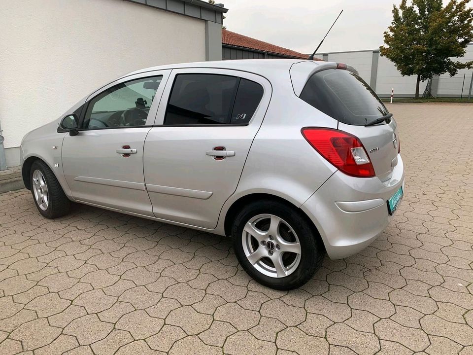 Opel Corsa D 1.2 Navigation Rückfahrkamera TÜV neu in Henstedt-Ulzburg