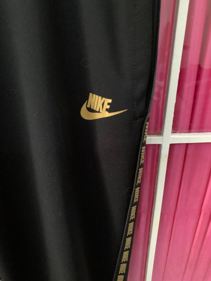 Nike Trainingshose Sporthose Repeat goldener Schriftzug Gr.S in Hamburg