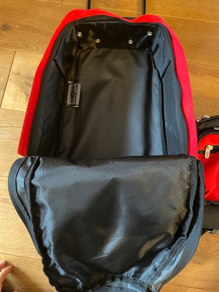 Koffer / Trolley und Rucksack für Kinder von Umbro rot / schwarz in Wiesbaden